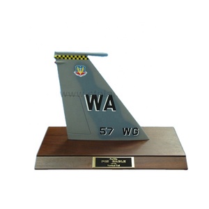 Regali Aziendali Innovativi per Compagnie Aeree, Modellino di Aereo da Combattimento F-15 in Resina, Scala 1/100, Personalizzabile - Product Image 1