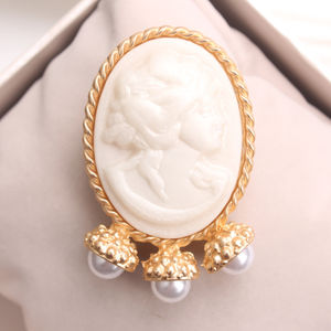 1 pièce <span class=keywords><strong>Broche</strong></span> et badge de style Cameo avec tête féminine en relief, cadre doré et pendentifs en perles - Product Image 5
