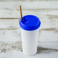 Gobelet en plastique PP coloré avec couvercle spécial et paille réutilisable pour café glacé et bubble tea, design durable et écologique