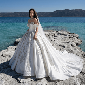 GT26015 Vestido de Novia Moderno de Satén Suave con Falda Abullonada, Elegante y Sencillo, con Cola Capilla, Estilo Princesa, Largo hasta el Suelo - Product Image 1