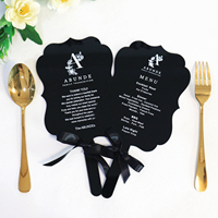 Diseño de tarjeta de menú de boda con forma de troquelado de acrílico negro con palabras y cinta personalizadas