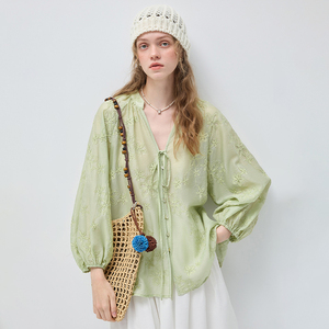 VEGA CHANG Camicetta Primaverile da <span class=keywords><strong>Donna</strong></span> con Scollo a V, Stile Coreano, Maniche a Lanterna con Ricamo Floreale, <span class=keywords><strong>Verde</strong></span> Chiaro, Top Casual Elegante - Product Image 2