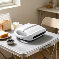 Grande machine à sandwich 4 tranches avec boîtier anti-chaleur, indicateur de puissance et d'activation, enrouleur de cordon et rangement vertical