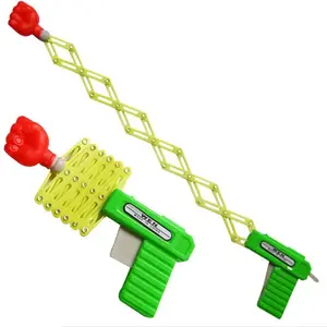 Pugno retrattile sparatutto trucco pistola giocattolo divertente bambino scherzo giocattoli bambini plastica Festival regalo per divertimento classico elastico telescopico pugno