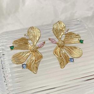 Boucles d'oreilles tendance européennes et américaines, plissées, en forme de fleur, plaquées or, avec diamants colorés, pour soirée, style luxe léger - Product Image 5