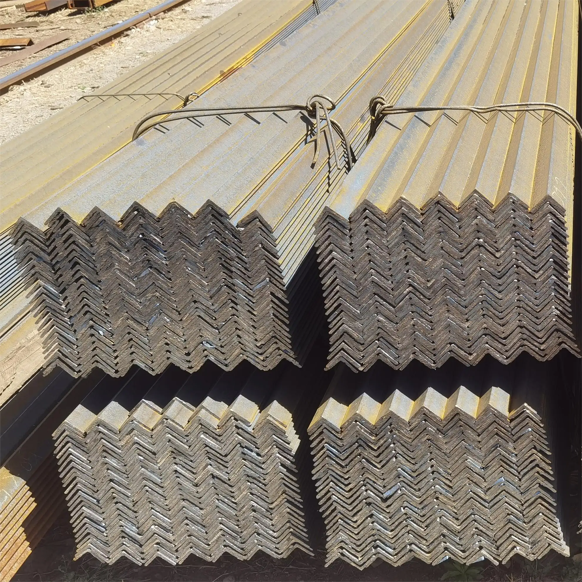Ángulo de sección igual de acero suave 90 grados en forma de L ángulos de hierro línea laminada en caliente ángulos de barra de acero estructural