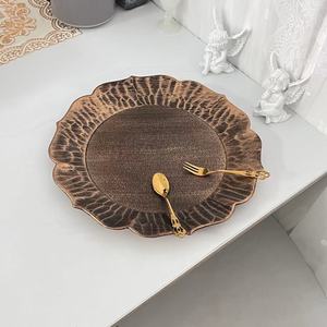 Vente en gros d'élégante plaque <span class=keywords><strong>de</strong></span> chargeur ronde en plastique PP <span class=keywords><strong>de</strong></span> 13 pouces à grain d'or et d'argent à bas prix pour la maison et les hôtels - Product Image 3