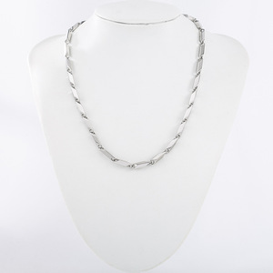 สร้อยคอโซ่เหล็กไทเทเนียมทรงเรขาคณิต 50 ซม. สำหรับทุกเพศ สวมใส่ได้ทุกวัน - Product Image 4