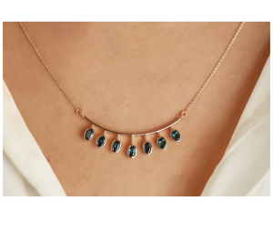 Collier minimaliste en or avec barre incurvée saphir paon, bijou délicat pierre de naissance de septembre, cadeau de joaillerie fine pour femme, présent de mariage - Product Image 1