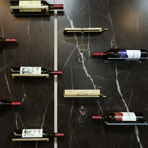 Porte-bouteilles mural en métal de qualité supérieure, support flottant pour bouteilles de vin, étagère de présentation moderne et minimaliste pour bar et <span class=keywords><strong>cave</strong></span> <span class=keywords><strong>à</strong></span> vin. - Product Image 1