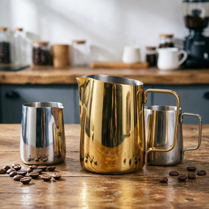 เหยือกตีฟองนมสแตนเลสพร้อมพวยกาแบบมีขีดบอกปริมาณและด้ามจับตามหลักสรีรศาสตร์สำหรับทำกาแฟ - Product Image 1