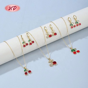 Parure Collier et Boucles d'Oreilles Cerises en Zircon Cubique AAA Plaqué Or 18K pour Femme – Collection B2B Tendance Décontractée/Sportive - Product Image 3