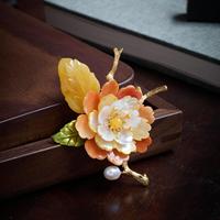 Broche originale Vefiery en forme de rose, multicouche, avec coquille de conque, motif floral en ambre, épingle en cuivre plaqué or, perle d'eau douce, cadeau de mariage