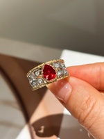 18K Gold Labor-gezüchteter Rubinring in Herzform, Edelsteinband als Geschenk für Abschlussfeier, Alltag, Damengeschenk, nur hochwertige Qualität.