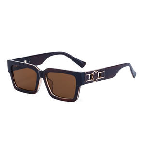 Gafas de Sol para Hombre con Marco Rojo Cuadrado, Lentes de PC con Protección UV400, Gafas de Moda para Viajes y Actividades al Aire Libre - Product Image 2