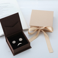 Boîte d'emballage magnétique carrée pour bijoux, boucles d'oreilles et colliers, modèle cinquante, boîte cadeau en carton avec ruban
