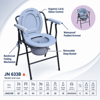 Chaise de toilette pliante de chevet avec siège annulaire, couvercle bleu clair, accoudoirs, bac et structure en métal noir