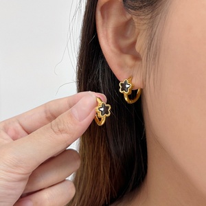 ต่างหูห่วงสแตนเลสสตีล 18k สีทองประดับโคลเวอร์ ดีเทลออนิกซ์สีดำ น้ำหนักเบา ดีไซน์หรูหรา เหมาะสำหรับใส่ทุกวันสำหรับผู้หญิง - Product Image 3