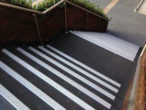 Nhà Máy bán hàng trực tiếp nonslip nhôm cầu thang nosing chống trượt lõm bê tông nhôm cầu thang bước nosing cho cầu thang ngoài trời - Product Image 6