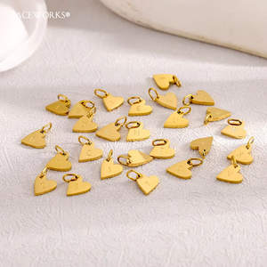 Amuleto con Forma de Corazón |   Colgante de Letra Inicial del Alfabeto en Acero Inoxidable Chapado en Oro PVD de 18K para la Creación de Joyas |   Impermeable e Hipoalergénico - Product Image 4