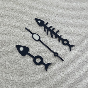 Aiguilles d'horloge simples noires en forme d'arête de poisson pour affichage à trois points - Product Image 1
