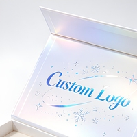 Boîte cadeau à fermeture magnétique holographique avec logo personnalisé, impression sur le couvercle intérieur et impression flocon de neige bleu pour la conception d'emballages cadeaux