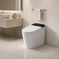 Toilette intelligente automatique moderne en céramique blanche avec cuvette allongée et évacuation en S, séchage à l'air