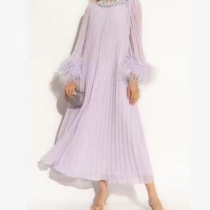 Robe de soirée longue en mousseline unie de haute qualité pour femme, style décontracté plissé avec plumes et diamants – Tissée écologiquement - Product Image 5