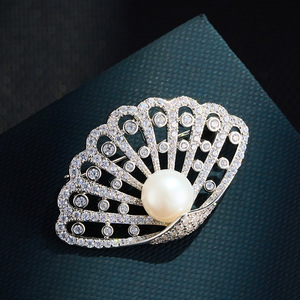 Scallop Brooch With Freshwater Pearl Zinc Alloy Women's Party Jewelry Openwork Design Claw Setting XC08332 - Product Image 1