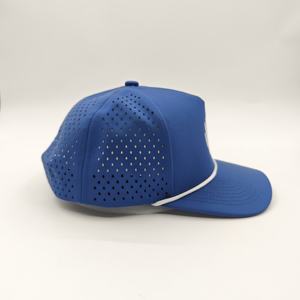Gorra de golf deportiva de poliéster impermeable de 5 paneles, transpirable, con malla de frutas Dobby personalizada, perforada con corte láser, ajustable con cuerda. - Product Image 4