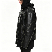 Blouson en cuir vintage pour homme, style motard, délavé et vieilli, avec revers, détails délavés personnalisés et effet usé, idéal pour un look décontracté urbain.