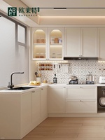 Meubles de cuisine ARET au design européen moderne, portes à panneaux arqués, verre cannelé, armoires supérieures à LED, armoires de base couleur cognac, argent