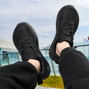 Chaussures décontractées polyvalentes entièrement noires, confortables et légères, idéales pour les trajets quotidiens et les activités sportives en extérieur - Product Image 1