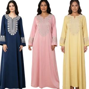 Abaya Maxi Kaftán Islámica con Volantes Bordados, Cuello en V, Manga Larga, Tallas Grandes, Poliéster, Venta al por Mayor, Personalizable - Product Image 1
