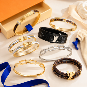 Bracciale di Lusso di Alta Qualità con Quadrifoglio, Gioiello Placcato Oro Ispirato al Design di Marca per Donne, Conveniente - Product Image 1