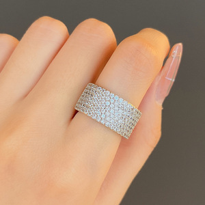 Anello da Uomo Largo con Zirconi Pavé Completo, Gioiello di Lusso Elegante e Audace per Matrimonio, Regalo di Moda - Product Image 2