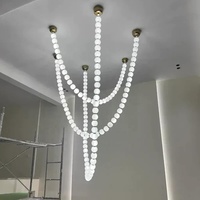 Lustre moderne de luxe à chaînes suspendues pour escalier, avec boules de verre rondes, idéal pour salon, hall d'hôtel, villa