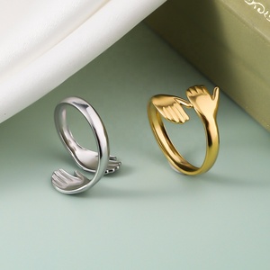 Anillo de Acero Inoxidable con Diseño de Abrazo de Amor |   Joyería con Diseño Único de Manos Abrazadas |   Anillo de Dedo Ajustable Minimalista para Mujer - Product Image 4