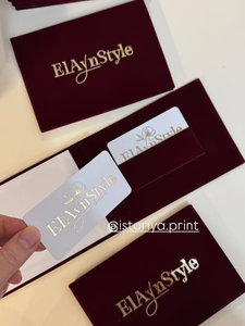 Pochette personnalisée en velours rouge bordeaux avec logo doré pour cartes cadeaux VIP, bons d'achat, cartes de visite, et certificats de cadeaux pour boutiques, salons de photographie et salons de beauté - Product Image 4
