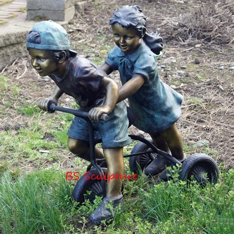 benutzerdefinierter moderner stil im freien kinder bronze metall-skulptur junge und mädchen spielen auf dem gras