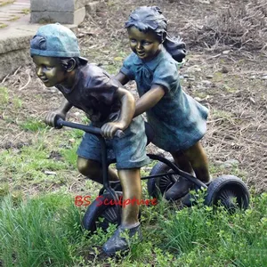 Sculpture en métal en bronze personnalisée de style moderne pour enfants en plein air garçon et fille jouant sur l'herbe