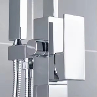 Robinet de baignoire autoportant en laiton massif de luxe avec cascade et douchette à main pour projets hôteliers