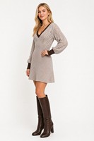 Robe en tricot pour femme avec logo personnalisé, tricotée, mi-lourde, à manches longues, col en V, couleur unie, décontractée, hiver, polyester, usine OEM & ODM