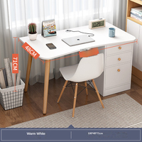 Bureau d'ordinateur économique, bureau d'étudiant, bureau simple pour la maison, la chambre à coucher, le bureau