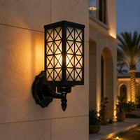 Lanterne murale décorative d'extérieur avec cadre en treillis diamanté pour l'éclairage d'entrée de villa