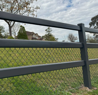Clôture moderne en aluminium à 3 rails de style ranch, clôture en aluminium avec poteaux et barreaux, et grillage à mailles losangées pour maison rurale australienne