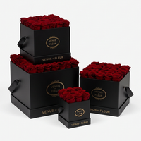 Boîte cadeau carrée noire en carton écologique avec logo personnalisé en feuille d'or et poignée, idéale pour arrangements floraux et cadeaux de mariage