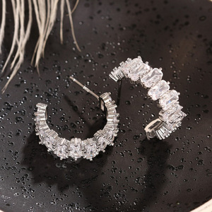 Orecchini a Cerchio Geometrici a Forma di C per Donne, con Accenti di Cristallo Quadrati e Rotondi, Accessori di Moda Minimalista - Product Image 1
