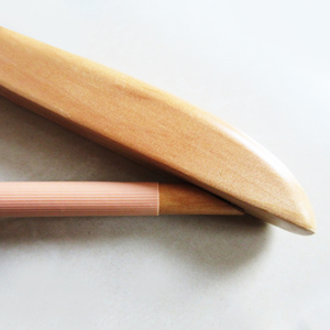 Ganchos resistentes de madera natural cóncava de 20 mm con acabado cromado para lavanderías comerciales, fabricante de perchas de alta resistencia. - Product Image 4