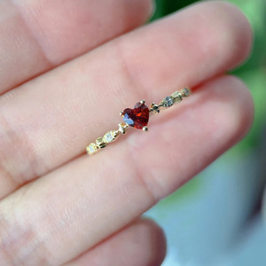 Anello a Forma di Cuore per Donne con Pietra Rossa Elegante e Semplice Gioiello da Dito alla Moda per Uso Quotidiano - Product Image 2